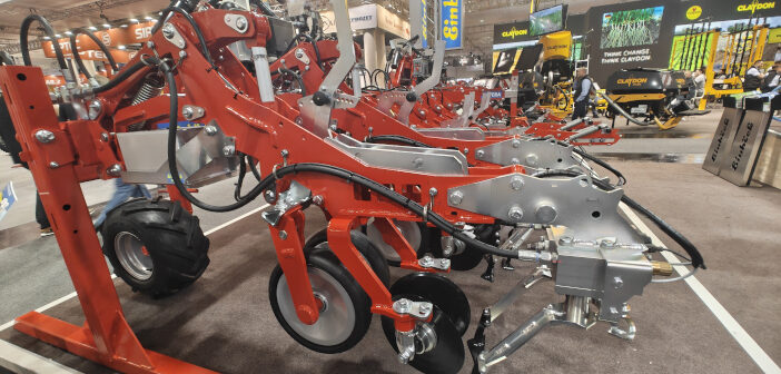 New AI-supported weeding systems from Einböck